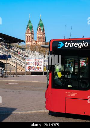 Freiburg im Breisgau, Deutschland - 13. April 2022: Ein roter Bus von Triregio, der alle Tarifangebote im grenzüberschreitenden öffentlichen Verkehr miteinander vereint Stockfoto