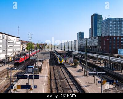 Freiburg im Breisgau, Deutschland - 13. April 2022: Freiburg im Breisgau, Deutschland - 14. April 2022: Freiburg Hauptbahnhof ist der Hauptbahnhof in t Stockfoto