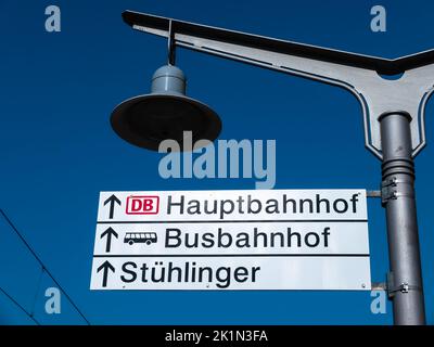 Freiburg im Breisgau, Deutschland - 13. April 2022: Wegweiser zum Hauptbahnhof, Busbahnhof und Stuhlinger in Freiburg im Breisgau Stockfoto