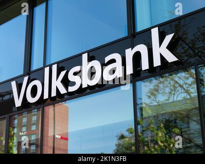 Freiburg im Breisgau, Deutschland - 13. April 2022: Die Volksbank ist eine der Banken des deutschen Bankenkonsortiums Stockfoto