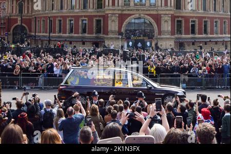 London, Großbritannien. 19. September 2022. Der Royal Hearse fährt an der Royal Albert Hall vorbei. Tausende von Menschen versammelten sich, um den Sarg der Königin am Albert Memorial und der Royal Albert Hall in South Kensington zu beobachten. Der Sarg wurde nach der offiziellen Prozession in den Royal Hearse am Wellington Arch für seine Reise nach Windsor gebracht, wo riesige Menschenmengen die Strecke durch den Hyde Park und die Kensington Gardens säumten. Kredit: SOPA Images Limited/Alamy Live Nachrichten Stockfoto
