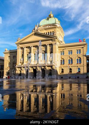 Bern, Schweiz - 12. Juli 2022: Vertikales Foto des bundesparlaments in Bern, Schweiz Stockfoto