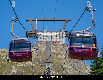 Bettmeralp, Schweiz - 16. Juli 2022: Zwei Kabinenbahnen zum Bettmerhorn im Wallis, Schweiz Stockfoto