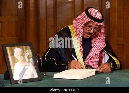 Der Sohn des Emir von Kuwait, Scheich Faisal Nawaf Al-Ahmad Al-Sabah, unterschreibt nach dem Tod von Königin Elizabeth II. Im Church House in London ein Kondolenzbuch Bilddatum: Montag, 19. September 2022. Stockfoto