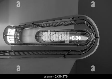 Von unten nach oben Blick auf ein Treppenhaus, moderne Architektur. Schwarz und Weiß Stockfoto
