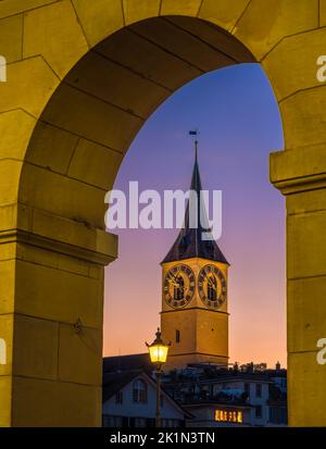 Uhrturm der St. Peter Kirche, Zürich, Schweiz.das Zifferblatt hat einen Durchmesser von 8,7 m, das größte Kirchturmgesicht in Europa. Stockfoto