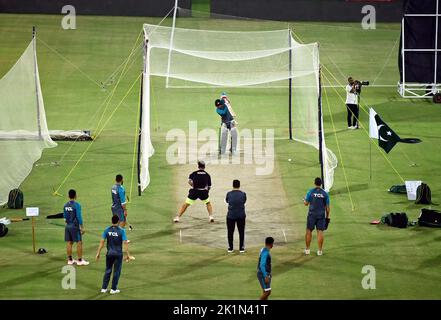 Die Spieler des pakistanischen Cricket-Teams wärmen sich auf und verbessern ihre Crickettechniken während des Online-Übungsmatches für die kommende Pakistan gegen England T20 International Series, am Montag, den 19. September 2022, im Nationalstadion in Karachi. England Cricket-Kader traf in Karachi auf ihrer ersten Tour durch Pakistan seit 17 Jahren. England spielte zuletzt 2005 in Pakistan und sollte letztes Jahr einen Besuch abstatten, bis es kurzfristig auszog, nachdem Neuseeland ebenfalls eine Tour unter Berufung auf Sicherheitsbedenken abgesagt hatte. Stockfoto