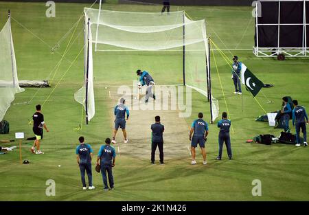 Die Spieler des pakistanischen Cricket-Teams wärmen sich auf und verbessern ihre Crickettechniken während des Online-Übungsmatches für die kommende Pakistan gegen England T20 International Series, am Montag, den 19. September 2022, im Nationalstadion in Karachi. England Cricket-Kader traf in Karachi auf ihrer ersten Tour durch Pakistan seit 17 Jahren. England spielte zuletzt 2005 in Pakistan und sollte letztes Jahr einen Besuch abstatten, bis es kurzfristig auszog, nachdem Neuseeland ebenfalls eine Tour unter Berufung auf Sicherheitsbedenken abgesagt hatte. Stockfoto