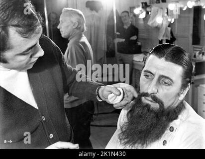 TOM BAKER am Set offen für seine Rolle als RASPUTIN in NICHOLS UND ALEXANDRA 1971 Regisseur FRANKLIN J. SCHAFFNER Buch Robert K. Massie Produzent Sam Spiegel Horizon Picters / Columbia-Warner Distributors Stockfoto