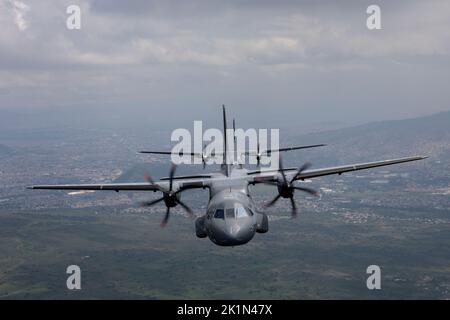 Mexiko Stadt, Mexiko. 16. September 2022. Ein Flugzeug der mexikanischen Luftwaffe fliegt während der Feierlichkeiten zum 200.. Jahrestag der Unabhängigkeit des Landes über die Hauptstadt. Kredit: Jacky Muniello/dpa/Alamy Live Nachrichten Stockfoto