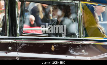 London UK 19. September 2022 Prinzessin Eugenie und Prinzessin Beatrice sind während der Beerdigung dem Sarg von Königin Elizabeth II. Gefolgt Stockfoto