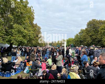 Auf dem langen Spaziergang vor dem Schloss Windsor in Bekshire beobachten die Besucher die zweiminütige Stille während des Staatsbestattungses von Königin Elizabeth II., das in Westminster Abbey, London, stattfand. Montag, 19.. September 2022. Stockfoto