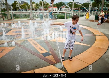 Florida Vorort von Orlando-Promenadenfest ist eine vom Meister geplante Gemeinde und Volkszählung designierter Ort, Lakeside Promenade Fountain Stockfoto