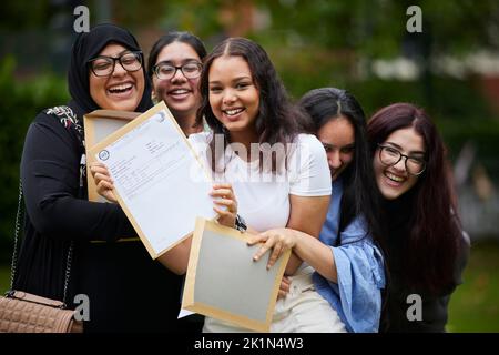 2022 Ein Tag der Level-Ergebnisse in South Manchester. Wir feiern ihre Erfolge an der WHALLEY Range High School. Stockfoto