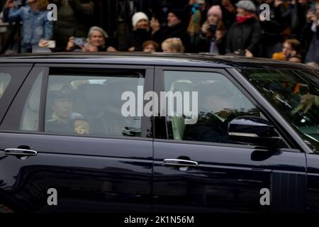 London, Großbritannien. 19. September 2022. Anne, Prinzessin Royal, sieht sich mit dem Fahrzeug zur Westminster Abbey fahren, um an der staatlichen Beerdigung Ihrer Majestät der verstorbenen Königin Elizabeth II. Teilzunehmen Der Sarg, der die Leiche von Königin Elizabeth II. Trug, befand sich zum letzten Mal in Westminster, bevor er nach Windsor ging, um dort mit dem Herzog von Edinburgh und ihren Eltern begraben zu werden. Die Prozession markiert das Ende der Operation London Bridge und wurde gemäß König Charles III. Zum UN-Nationalbankfeiertag erklärt Kredit: SOPA Images Limited/Alamy Live Nachrichten Stockfoto