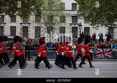 London, Großbritannien. 19. September 2022. Die Kaisergarde sah, wie sie Whitehall hinabmarschierte, bevor die Prozession begann. Der Sarg, der die Leiche von Königin Elizabeth II. Trug, befand sich zum letzten Mal in Westminster, bevor er nach Windsor ging, um dort mit dem Herzog von Edinburgh und ihren Eltern begraben zu werden. Die Prozession markiert das Ende der Operation London Bridge und wurde gemäß König Charles III. Zum UN-Nationalbankfeiertag erklärt Kredit: SOPA Images Limited/Alamy Live Nachrichten Stockfoto