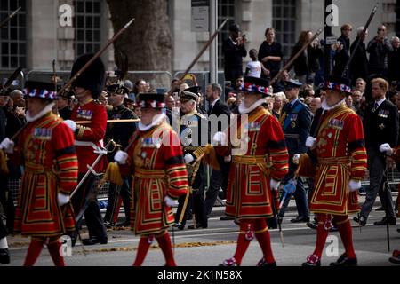 London, Großbritannien. 19. September 2022. König Charles III, Prinz von Wales, Prinz Harry sah während der Prozession mit dem Gewehrwagen, der den Sarg Ihrer Majestät der verstorbenen Königin Elizabeth II trug, spazieren gehen. Der Sarg, der die Leiche von Königin Elizabeth II. Trug, befand sich zum letzten Mal in Westminster, bevor er nach Windsor ging, um dort mit dem Herzog von Edinburgh und ihren Eltern begraben zu werden. Die Prozession markiert das Ende der Operation London Bridge und wurde gemäß König Charles III. Zum UN-Nationalbankfeiertag erklärt Kredit: SOPA Images Limited/Alamy Live Nachrichten Stockfoto