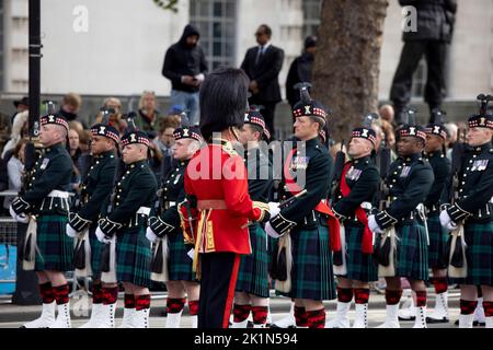 London, Großbritannien. 19. September 2022. Die Kaisergarde sah, wie sie sich mit dem Leiter des Royal Regiment of Scotland austauschte, bevor die Prozession begann. Der Sarg, der die Leiche von Königin Elizabeth II. Trug, befand sich zum letzten Mal in Westminster, bevor er nach Windsor ging, um dort mit dem Herzog von Edinburgh und ihren Eltern begraben zu werden. Die Prozession markiert das Ende der Operation London Bridge und wurde gemäß König Charles III. Zum UN-Nationalbankfeiertag erklärt Kredit: SOPA Images Limited/Alamy Live Nachrichten Stockfoto