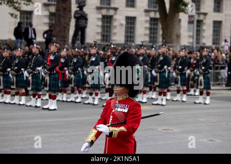 London, Großbritannien. 19. September 2022. Eine königliche Garde sah vor der Prozession vor dem Royal Regiment of Scotland marschieren. Der Sarg, der die Leiche von Königin Elizabeth II. Trug, befand sich zum letzten Mal in Westminster, bevor er nach Windsor ging, um dort mit dem Herzog von Edinburgh und ihren Eltern begraben zu werden. Die Prozession markiert das Ende der Operation London Bridge und wurde gemäß König Charles III. Zum UN-Nationalbankfeiertag erklärt Kredit: SOPA Images Limited/Alamy Live Nachrichten Stockfoto