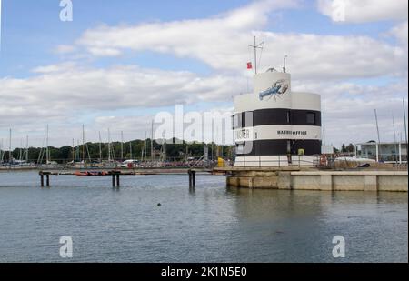 14. September 2022 Hafenmeisteramt und Anlegestelle, gelegen an der Marina in Warsash, einer beliebten Stadt in Hampshire am Fluss Solent im Süden Stockfoto