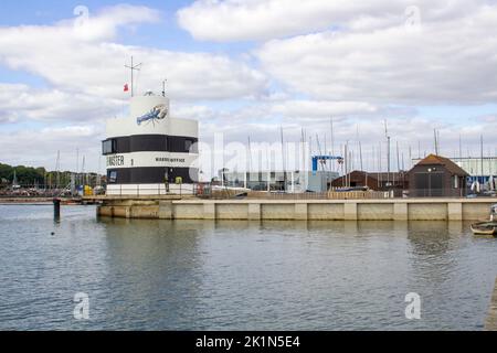 14. September 2022 Hafenmeisteramt und Anlegestelle, gelegen an der Marina in Warsash, einer beliebten Stadt in Hampshire am Fluss Solent im Süden Stockfoto