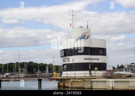 14. September 2022 Hafenmeisteramt und Anlegestelle, gelegen an der Marina in Warsash, einer beliebten Stadt in Hampshire am Fluss Solent im Süden Stockfoto