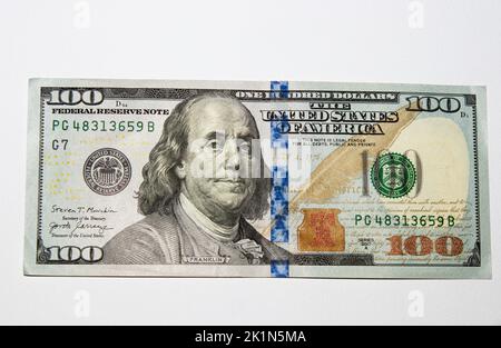 Porträt des US-Präsidenten Benjamin Franklin auf einer 100-Dollar-Banknote Nahaufnahme eines Makrofragmentes. Vereinigte Staaten hundert Dollar Geldrechnung Stockfoto