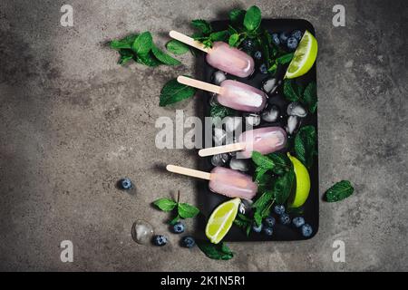 Heidelbeer Mojito-Eiszapfen. Erfrischender gefrorener Cocktail, Draufsicht, Kopierbereich. Stockfoto