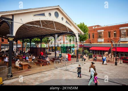 Stadtzentrum von Warrington Warrington Old Fish Market, Alice in Wonderland Stone Statue Sculpture Stockfoto