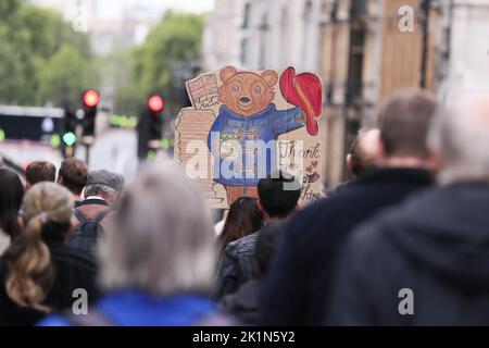 Tausende von Mitgliedern der Öffentlichkeit sehen das Staatsbegräbnis von Königin Elizabeth II. Auf großen Leinwänden im Londoner Hyde Park. Stockfoto
