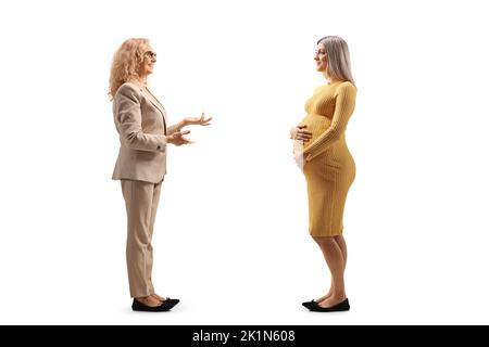 Reife Frau, die einer jungen, auf weißem Hintergrund isolierten Schwangeren Ratschläge gibt Stockfoto