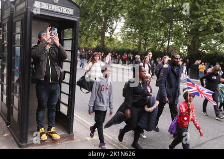 Tausende von Mitgliedern der Öffentlichkeit sehen das Staatsbegräbnis von Königin Elizabeth II. Auf großen Leinwänden im Londoner Hyde Park. Stockfoto