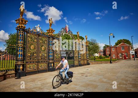 Stadtzentrum von Warrington Sankey Street GOLDEN GATES Stockfoto