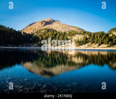 Lassen Peak (Mount Lassen) spiegelt sich an einem späten Sommernachmittag im Lake Helen wider - Lassen Volcanic National Park - Nordkalifornien, USA. Stockfoto