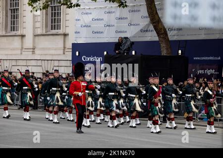 London, Großbritannien. 19. September 2022. Eine königliche Garde sah, wie sie mit dem Royal Regiment of Scotland zusammenmarschierte, bevor die Prozession begann. Der Sarg, der die Leiche von Königin Elizabeth II. Trug, befand sich zum letzten Mal in Westminster, bevor er nach Windsor ging, um dort mit dem Herzog von Edinburgh und ihren Eltern begraben zu werden. Die Prozession markiert das Ende der Operation London Bridge und wurde gemäß König Charles III. Zum UN-Nationalbankfeiertag erklärt (Foto von Hesther Ng/SOPA Images/Sipa USA) Quelle: SIPA USA/Alamy Live News Stockfoto