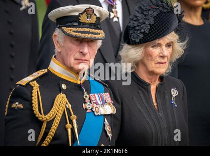 König Charles III. Und der Queen Consort sehen sich an, als die Staatsgewehr-Kutsche mit dem Sarg von Königin Elizabeth II. Während der feierlichen Prozession nach ihrem Staatsfuneral in Westminster Abbey, London, am Wellington Arch ankommt. Stockfoto