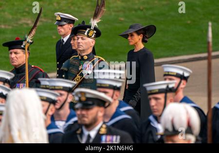 Die Herzogin von Sussex sieht weiter, als die Staatsgewehr-Kutsche mit dem Sarg von Königin Elizabeth II. Während der feierlichen Prozession nach ihrem Staatsfuneral in Westminster Abbey, London, am Wellington Arch ankommt. Stockfoto