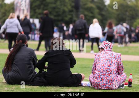 Tausende von Mitgliedern der Öffentlichkeit sehen das Staatsbegräbnis von Königin Elizabeth II. Auf großen Leinwänden im Londoner Hyde Park. Stockfoto