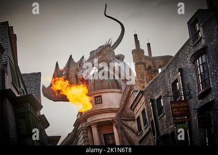 Themenpark Universal Studios Florida der Gringotts-Drache in der Zauberwelt von Harry Potter: Die Winkelgasse atmet Feuer Stockfoto