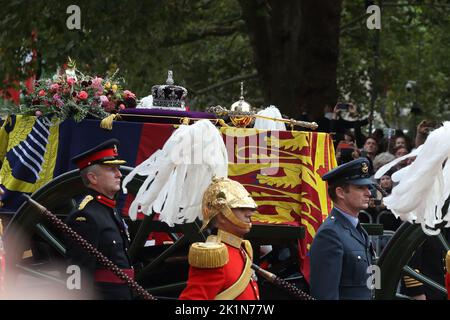 London, Großbritannien, 19.. September 2022. Britische und Commonwealth-Militärvertretungen folgten dem Höfegg. Der Sarg von Königin Elizabeth II wird auf einem Waffenwagen auf dem Weg nach Windsor in der Mall getragen. Quelle: Uwe Deffner / Alamy Live News Stockfoto
