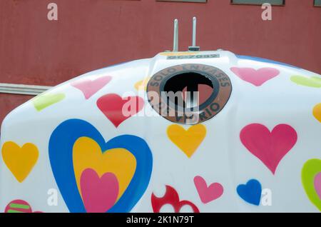 Glasbehälter mit Herzen bemalt. San Mateo. Gran Canaria. Kanarische Inseln. Spanien. Stockfoto