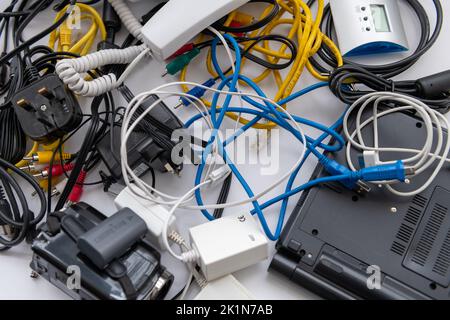 Ein Haufen veralteter Unterhaltungselektronik für die Abfallentsorgung. Stockfoto