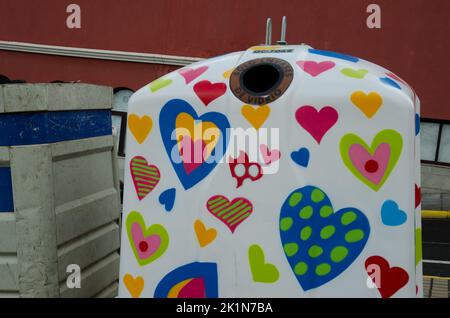 Glasbehälter mit Herzen bemalt. San Mateo. Gran Canaria. Kanarische Inseln. Spanien. Stockfoto