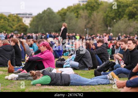 Tausende von Mitgliedern der Öffentlichkeit sehen das Staatsbegräbnis von Königin Elizabeth II. Auf großen Leinwänden im Londoner Hyde Park. Stockfoto