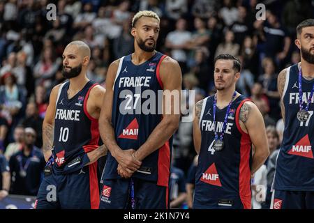 Berlin, Deutschland. 18. September 2022. Evan Fournier (L), Rudy Gobert (C) und Thomas Heurtel (R) aus Frankreich erhalten ihre Silbermedaillen nach dem FIBA Eurobasket 2022-Spiel zwischen Spanien und Frankreich in der Mercedes-Benz Arena. Endergebnis; Spanien 88:76 Frankreich. (Foto von Nicholy Muller/SOPA Images/Sipa USA) Quelle: SIPA USA/Alamy Live News Stockfoto