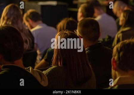 Publikum während der öffentlichen Veranstaltung am Abend Stockfoto