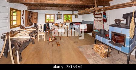 Traditionelles historisches Wohnzimmer in einem Fachwerkhaus aus dem 19.. Jahrhundert in Mitteleuropa Stockfoto