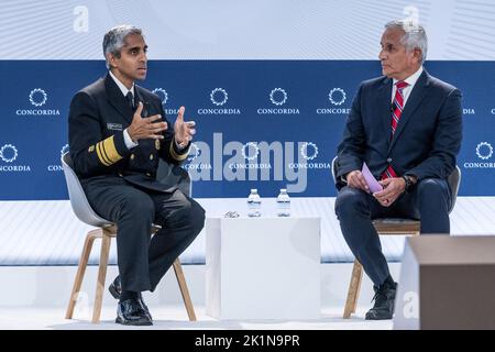 US-Chirurg General Vivek Murthy im Gespräch mit Dr. John Torres von NBC News auf dem Concordia-Jahresgipfel am Sheraton Times Square in New York am 19. September 2022. (Foto von Lev Radin/Sipa USA) Stockfoto