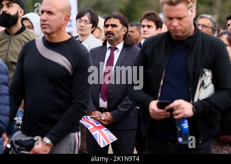 Tausende von Mitgliedern der Öffentlichkeit sehen das Staatsbegräbnis von Königin Elizabeth II. Auf großen Leinwänden im Londoner Hyde Park. Stockfoto