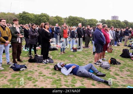 Tausende von Mitgliedern der Öffentlichkeit sehen das Staatsbegräbnis von Königin Elizabeth II. Auf großen Leinwänden im Londoner Hyde Park. Stockfoto